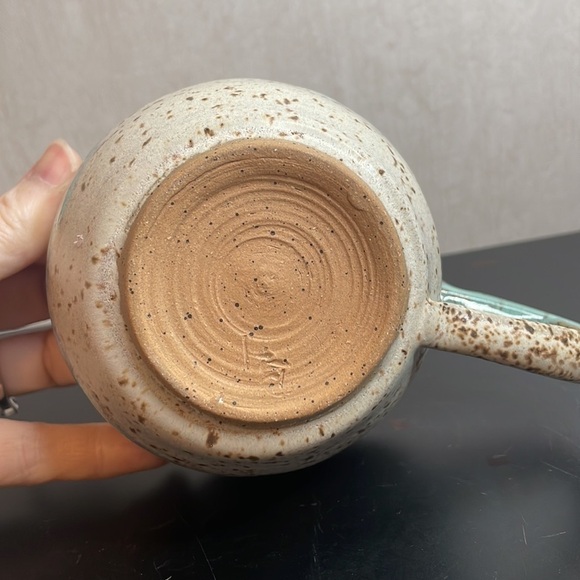 SIGNED Pottery Mug Green Tan Speckled Glaze Beautiful Condition. - Picture 4 of 4